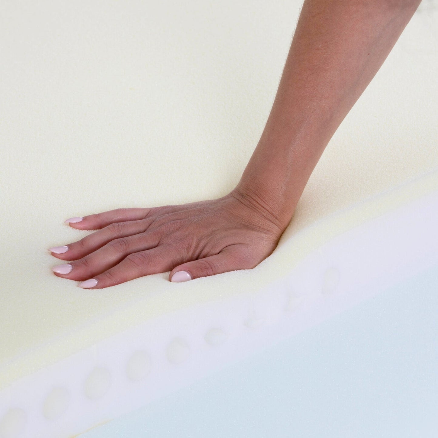 Espuma viscoelástica do colchão Hybrid Sense a adaptar-se à pressão da mão para maior conforto e suporte ergonómico