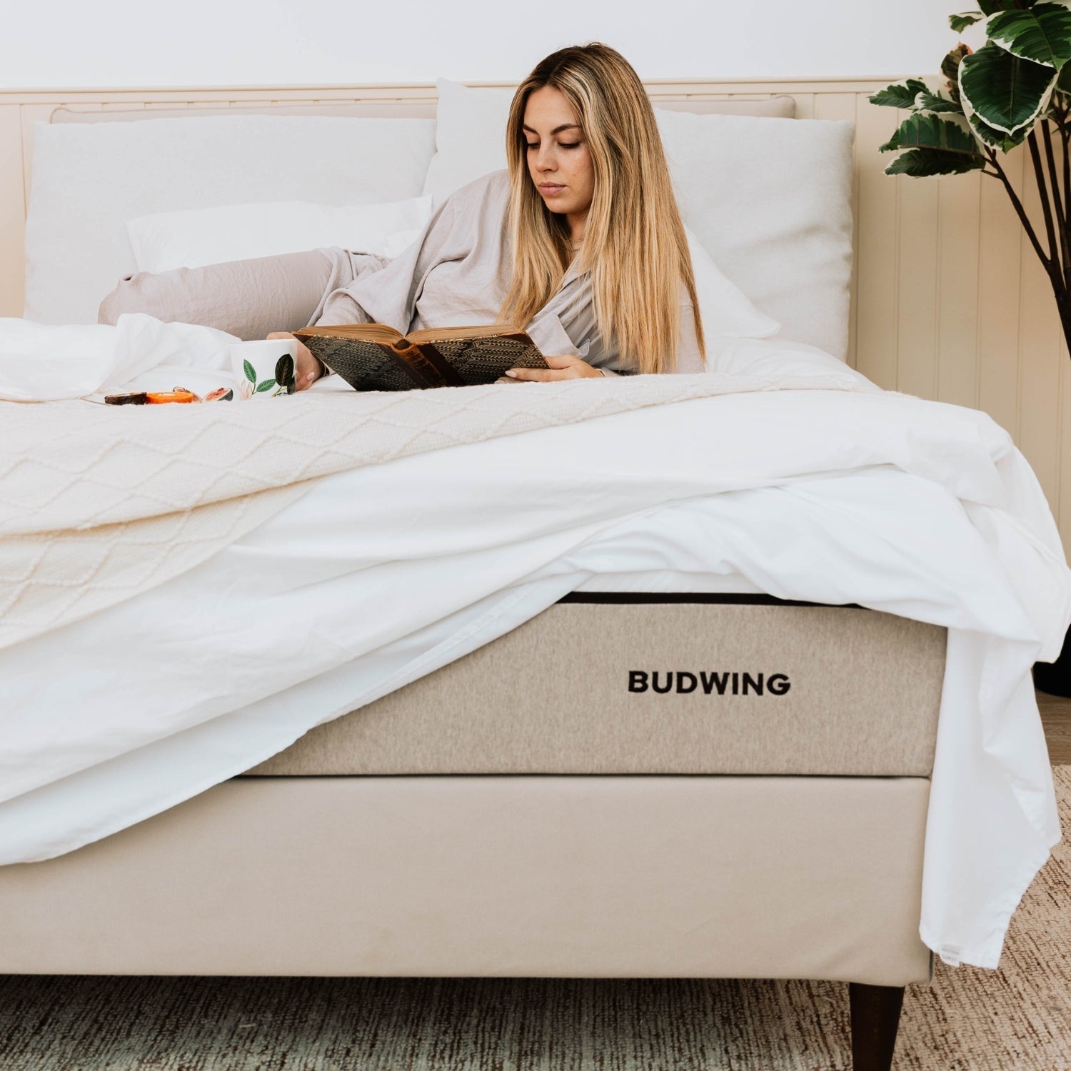 Mulher a relaxar no colchão Hybrid Sense com suporte ergonómico e conforto equilibrado